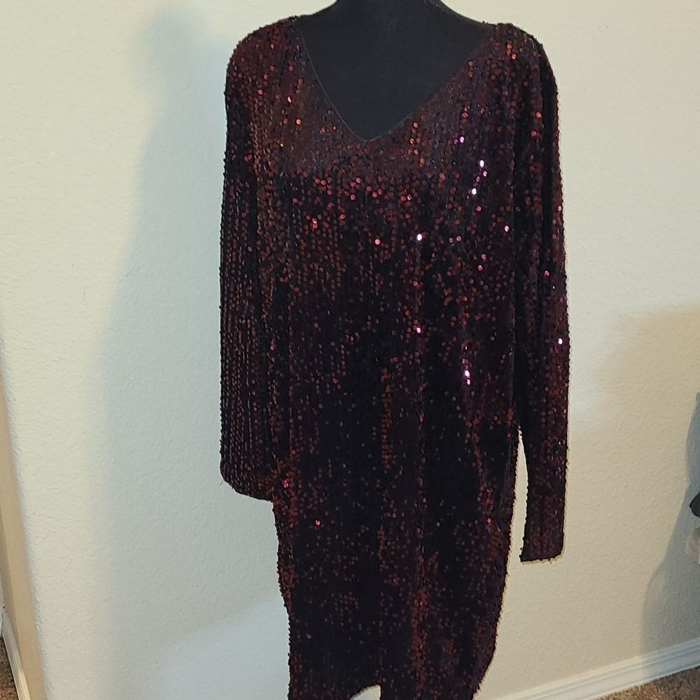 Mansha sequins dress in black with Burgundy sequins. 23.5" chest, 36.5 length. - Picture 6 of 9
